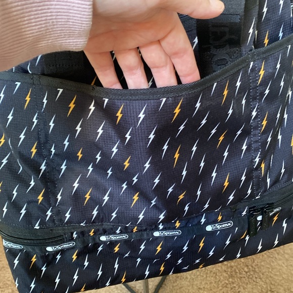 LE SPORTSAC | EUC Dakota medium lighting bolt duffel bag/weekender - Picture 8 of 13